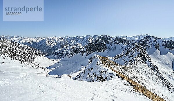 Blick auf Stubaier Alpen von Mitterzeigerkogel  Berge im Winter  Sellraintal  Kühtai  Tirol  Österreich  Europa