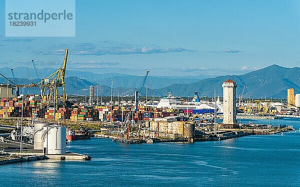 Blick auf den Hafen von Livorno  Mittelmeer  Italien  Europa