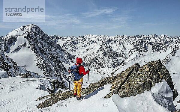 Skitourengeher am Gipfel  Wildes Hinterbergel  Berge im Winter mit Schnee  Stubaier Alpen  Tirol  Österreich  Europa