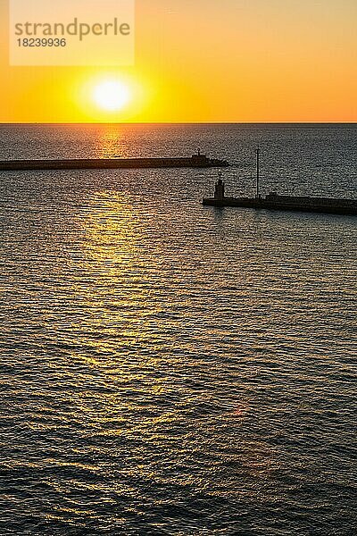 Sonnenuntergang über dem Hafen von Livorno  Mittelmeer  Italien  Europa