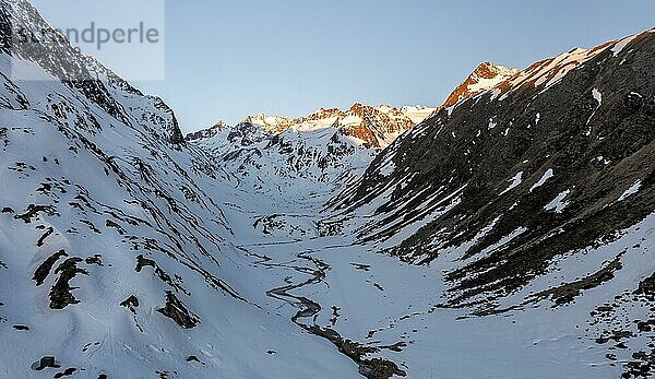 Abendstimmung  Berge im Winter  Luftaufnahme  Franz-Senn-Hütte  Neustift im Stubaital  Tirol  Österreich  Europa