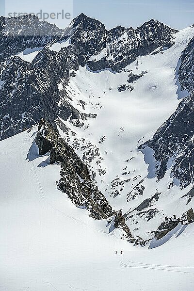 Skitourengeher an der Turmscharte  Berge in den Stubaier Alpen  Tirol  Österreich  Europa