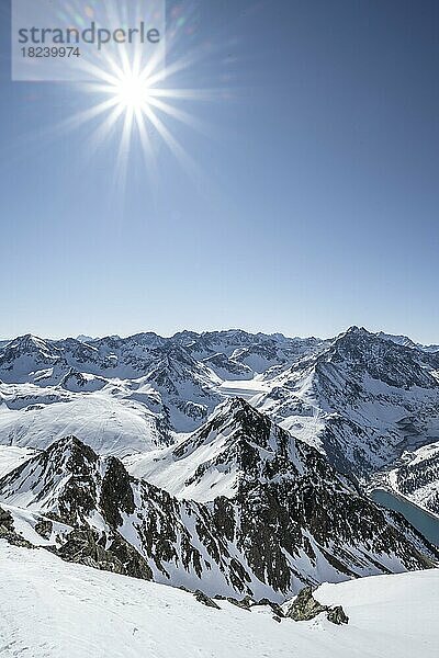 Blick auf Stubaier Alpen mit Speicher Längental  Berge im Winter  Sellraintal  Kühtai  Tirol  Österreich  Europa