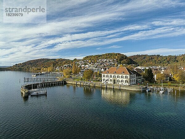 Blick über den Bodensee  Überlinger See zur Gemeinde Bodman-Ludwigshafen mit Hafen und Zollhaus  Hegau  Landkreis Konstanz  Baden-Württemberg  Deutschland  Europa
