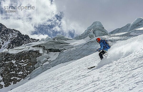 Skitourengeher bei der Abfahrt am Alpeiner Ferner  Berge im Winter  eustift im Stubaital  Tirol  Österreich  Europa