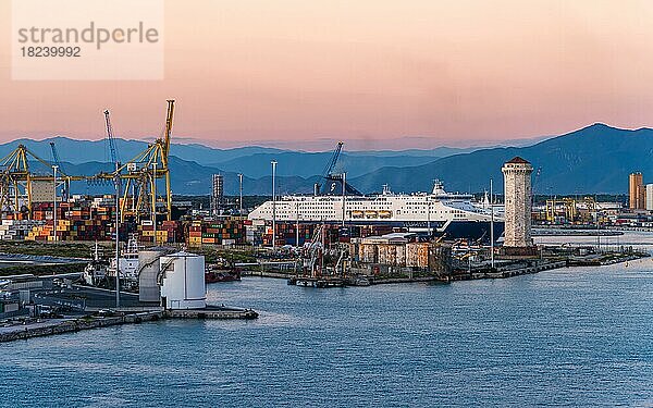 Grimaldi Lines Kreuzfahrtschiff bei Sonnenuntergang im Hafen von Livorno  Mittelmeer  Italien  Europa