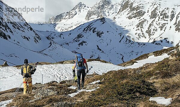 Skitourengeher im Winter in den Bergen  tragen der Skier  Oberbergtal  Neustift im Stubaital  Tirol  Österreich  Europa