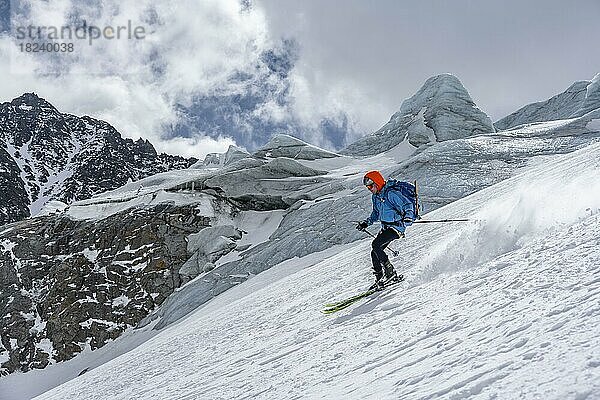 Skitourengeher bei der Abfahrt am Alpeiner Ferner  Berge im Winter  eustift im Stubaital  Tirol  Österreich  Europa