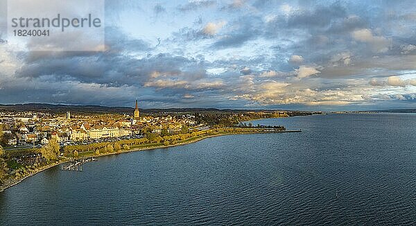 Blick über den Untersee zur Stadt Radolfzell am Bodensee  rechts am Horizont die Insel Reichenau  Landkreis Konstanz  Baden-Württemberg  Deutschland  Europa