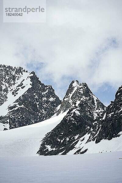 Alpeiner Ferner  Bergkamm im Winter mit Wolken und Nebel  Neustift im Stubaital  Tirol  Österreich  Europa