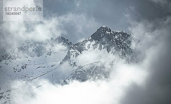 Berge im Winter mit Wolken und Nebel  Neustift im Stubaital  Tirol  Österreich  Europa