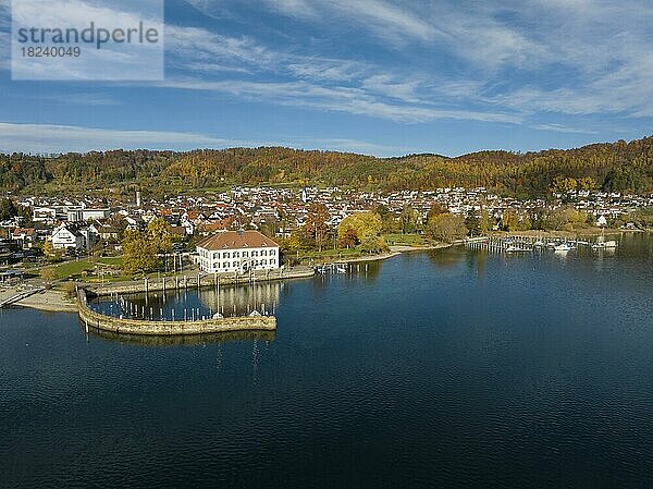 Blick über den Bodensee  Überlinger See zur Gemeinde Bodman-Ludwigshafen mit Hafen und Zollhaus  Hegau  Landkreis Konstanz  Baden-Württemberg  Deutschland  Europa