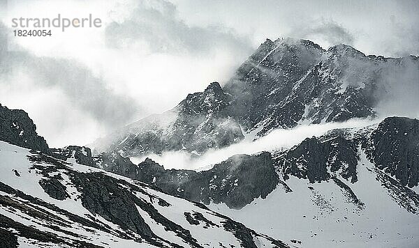 Berge im Winter mit Wolken und Nebel  Neustift im Stubaital  Tirol  Österreich  Europa