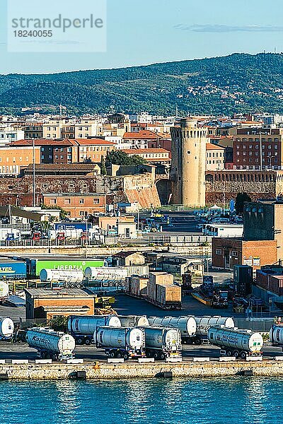 Blick auf den Hafen von Livorno  Mittelmeer  Italien  Europa