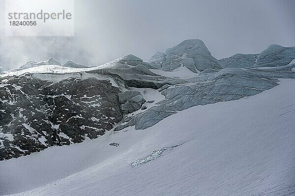 Skitourengeher bei der Abfahrt am Alpeiner Ferner  Berge im Winter  eustift im Stubaital  Tirol  Österreich  Europa