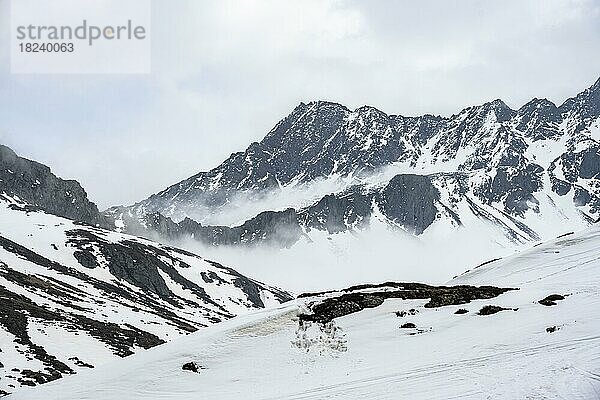 Berge im Winter mit Wolken und Nebel  Neustift im Stubaital  Tirol  Österreich  Europa