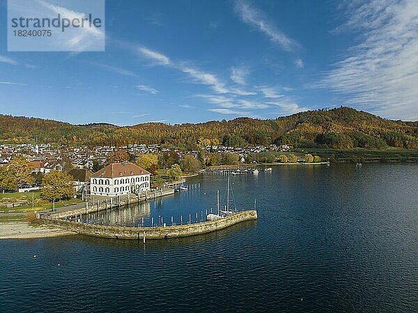 Blick über den Bodensee  Überlinger See zur Gemeinde Bodman-Ludwigshafen mit Hafen und Zollhaus  Hegau  Landkreis Konstanz  Baden-Württemberg  Deutschland  Europa