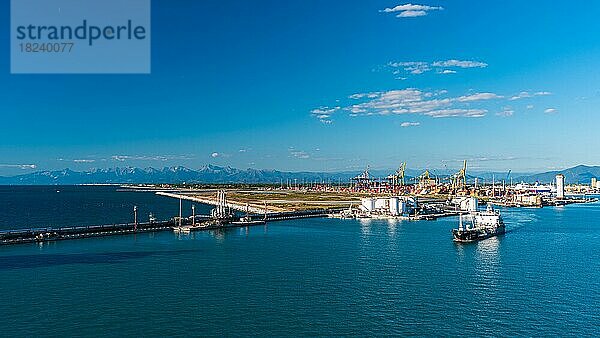 Blick auf den Hafen von Livorno  Mittelmeer  Italien  Europa