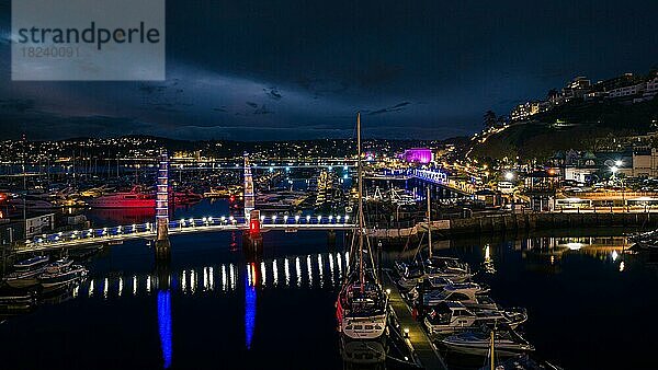 Nacht über Torquay Marina aus einer Drohne  Englische Riviera  Torbay  Devon  England  Großbritannien  Europa