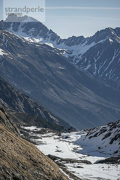 Franz-Senn-Hütte  Berge im Winter mit Schnee  Stubaier Alpen  Tirol  Österreich  Europa