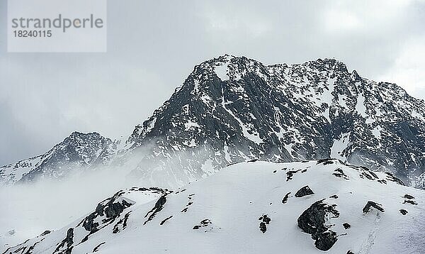 Berge im Winter mit Wolken und Nebel  Neustift im Stubaital  Tirol  Österreich  Europa