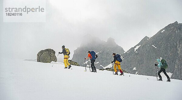 Skitourengeher im Winter  Nebel in den Bergen  Oberbergtal  Neustift im Stubaital  Tirol  Österreich  Europa