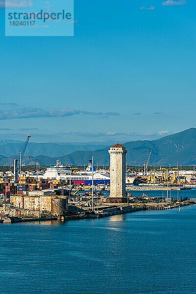 Blick auf den Hafen von Livorno  Mittelmeer  Italien  Europa