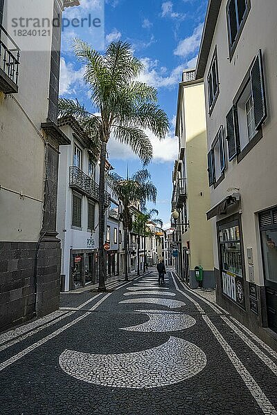 Kleine Gasse mit Mosaikboden in der Altstadt  Funchal  Madeira  Portugal  Europa