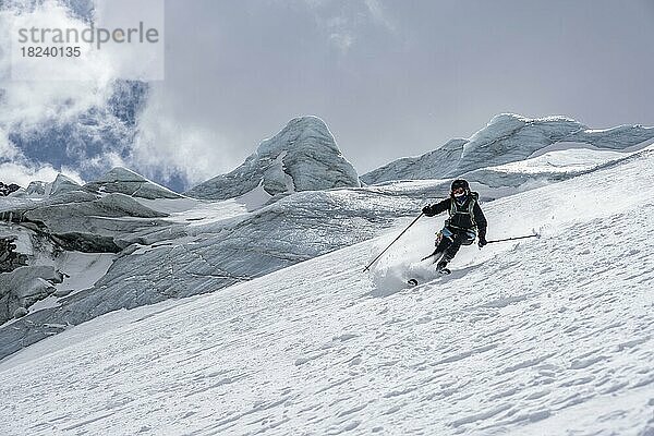 Skitourengeher bei der Abfahrt am Alpeiner Ferner  Berge im Winter  eustift im Stubaital  Tirol  Österreich  Europa