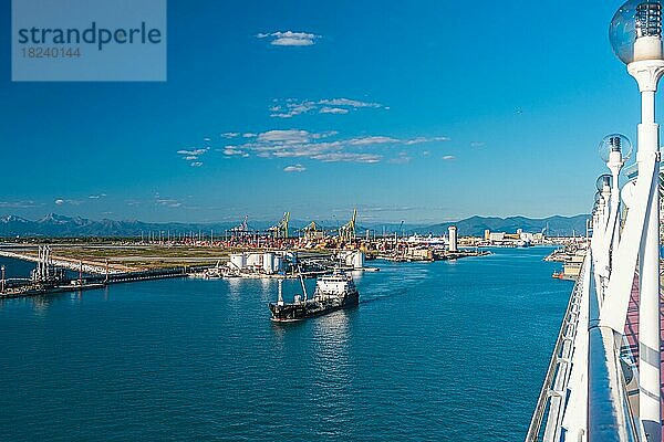 Blick auf den Hafen von Livorno  Mittelmeer  Italien  Europa