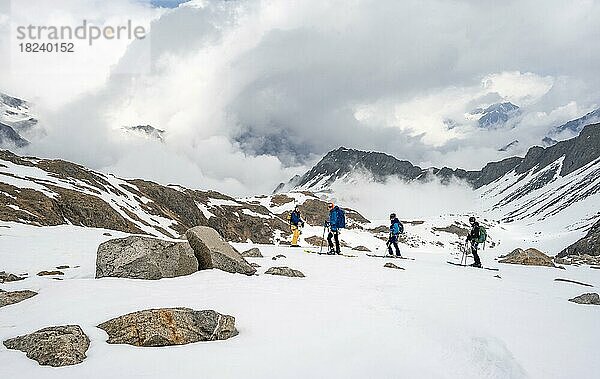 Skitourengeher im Winter in den Bergen  Oberbergtal  Neustift im Stubaital  Tirol  Österreich  Europa