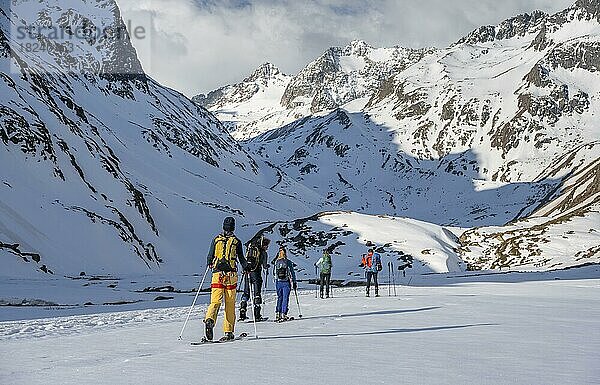 Skitourengeher im Winter in den Bergen  Neustift im Stubaital  Tirol  Österreich  Europa