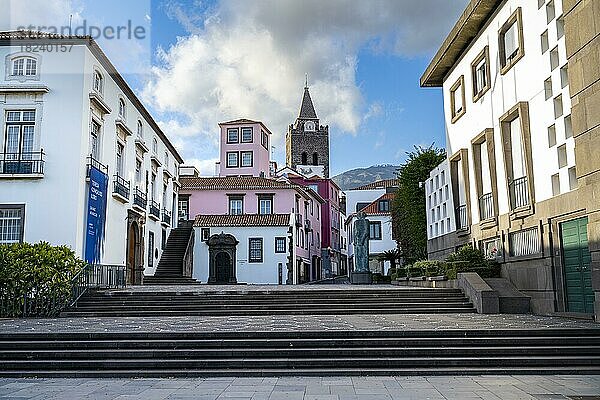 Kleiner Platz in der Altstadt mit bunten Häusern und Kapelle Capela de Santo Antonio de Mouraria  hinten Turm der Kirche Sé do Funchal  Funchal  Madeira  Portugal  Europa