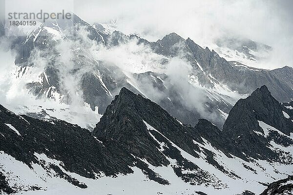 Berge im Winter mit Wolken und Nebel  Neustift im Stubaital  Tirol  Österreich  Europa