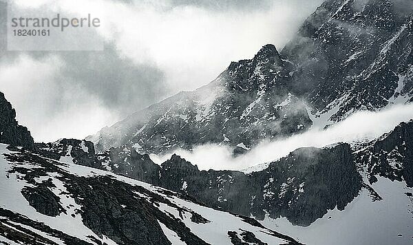 Berge im Winter mit Wolken und Nebel  Neustift im Stubaital  Tirol  Österreich  Europa