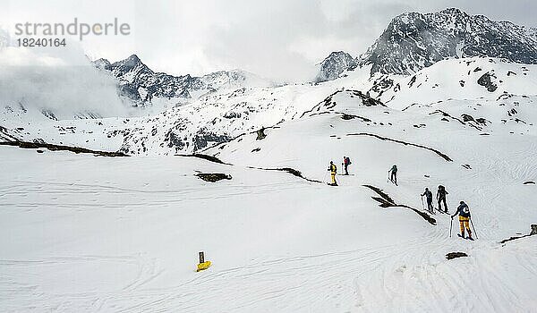 Skitourengeher im Winter  Nebel in den Bergen  Oberbergtal  Neustift im Stubaital  Tirol  Österreich  Europa