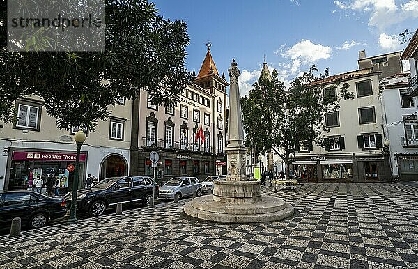 Platz mit Mosaikboden und Brunnen in der Altstadt  Largo do Chafariz  Funchal  Madeira  Portugal  Europa
