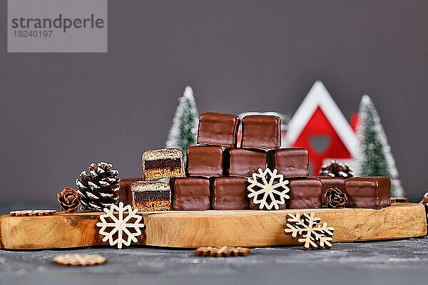 Traditionelle deutsche Süßigkeiten  genannt Dominosteine. Weihnachtsbonbons  die aus Lebkuchen  Gelee und Marzipan bestehen und mit Schokoladenglasur überzogen sind