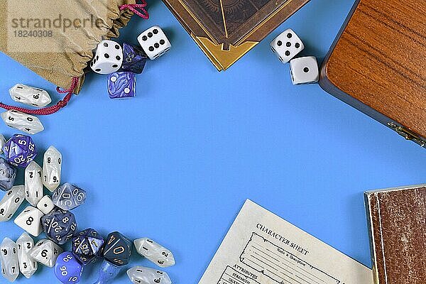 Flaches Konzeptdesign für Tabletop-Rollenspiele mit blauen und weißen RPG-Würfeln  Charakterbogen und Regelbüchern mit leerem Kopierbereich auf blauem Hintergrund