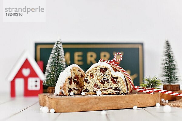 Aufgeschnittener deutscher Stollen  ein Früchtebrot mit Nüssen  Gewürzen und getrockneten Früchten mit Puderzucker  das traditionell zur Weihnachtszeit serviert wird