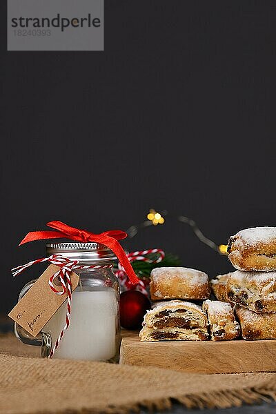 Kleine deutsche Stollenstücke  ein Früchtebrot mit Nüssen  Gewürzen und Trockenfrüchten mit Puderzucker  das traditionell zur Weihnachtszeit serviert wird