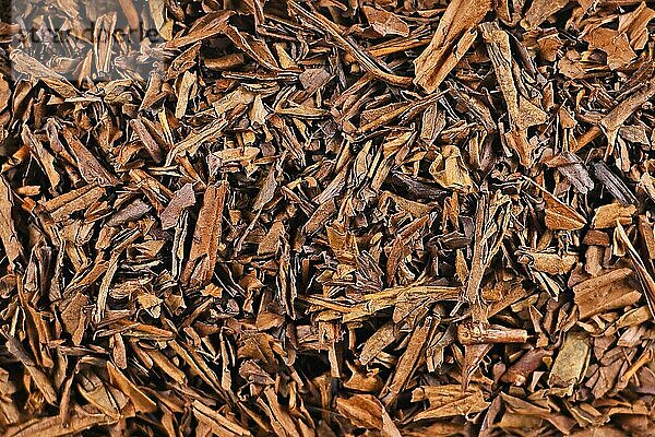 Draufsicht auf getrocknete Hojicha-Teeblätter  ein rötlich-brauner  gerösteter japanischer Tee  der aus gewöhnlichem Bancha-Tee hergestellt wird