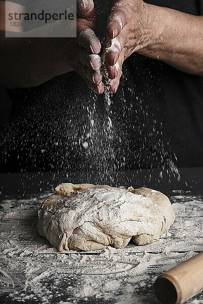 Kochen Teig von älteren Frau Koch Hände für hausgemachte Gebäck Brot  Pizza  Pasta Rezept Vorbereitung auf Tisch Hintergrund