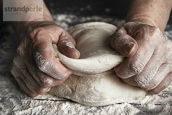 Kochen Teig von älteren Frau Koch Hände für hausgemachte Gebäck Brot  Pizza  Pasta Rezept Vorbereitung auf Tisch Hintergrund