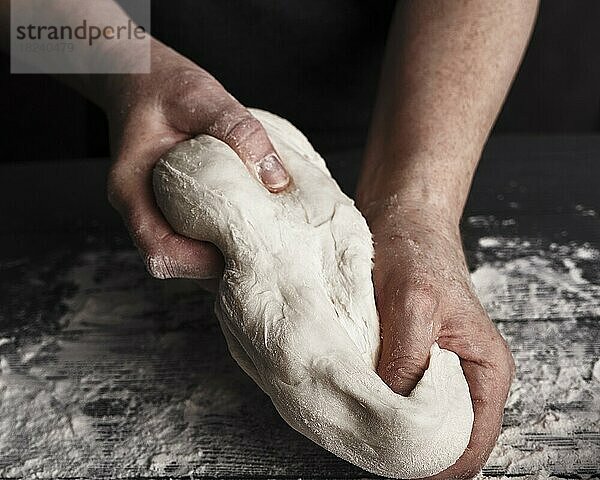 Kochen Teig von älteren Frau Koch Hände für hausgemachte Gebäck Brot  Pizza  Pasta Rezept Vorbereitung auf Tisch Hintergrund