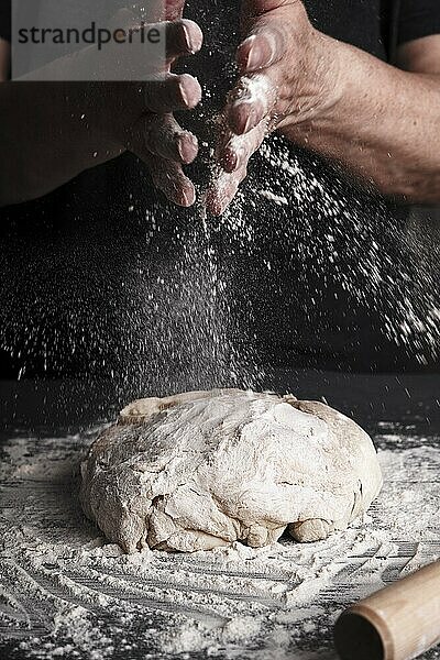 Kochen Teig von älteren Frau Koch Hände für hausgemachte Gebäck Brot  Pizza  Pasta Rezept Vorbereitung auf Tisch Hintergrund