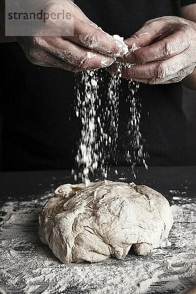 Kochen Teig von älteren Frau Koch Hände für hausgemachte Gebäck Brot  Pizza  Pasta Rezept Vorbereitung auf Tisch Hintergrund