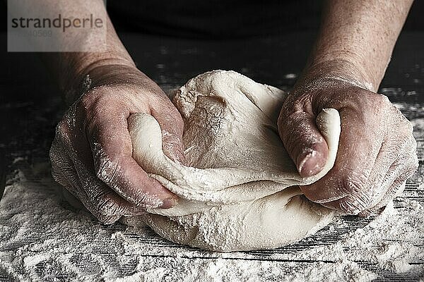 Kochen Teig von älteren Frau Koch Hände für hausgemachte Gebäck Brot  Pizza  Pasta Rezept Vorbereitung auf Tisch Hintergrund