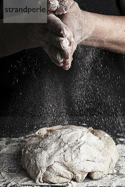 Kochen Teig von älteren Frau Koch Hände für hausgemachte Gebäck Brot  Pizza  Pasta Rezept Vorbereitung auf Tisch Hintergrund