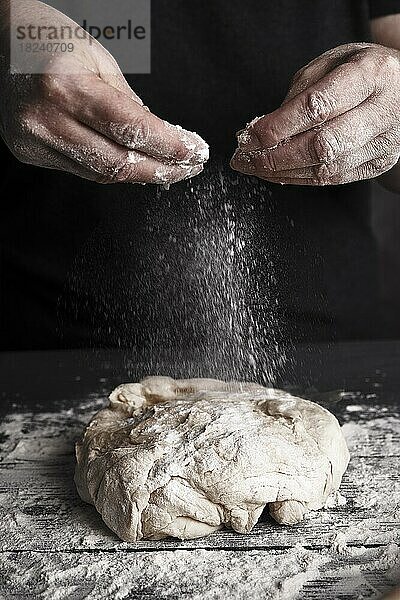 Kochen Teig von älteren Frau Koch Hände für hausgemachte Gebäck Brot  Pizza  Pasta Rezept Vorbereitung auf Tisch Hintergrund